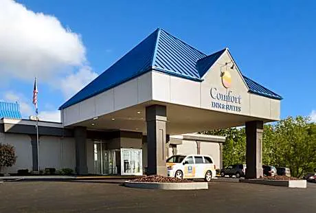 Comfort Inn & Suites Airport Syracuse hotel hero