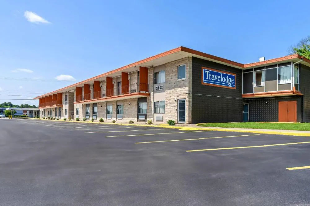 Travelodge by Wyndham Bloomington hotel hero
