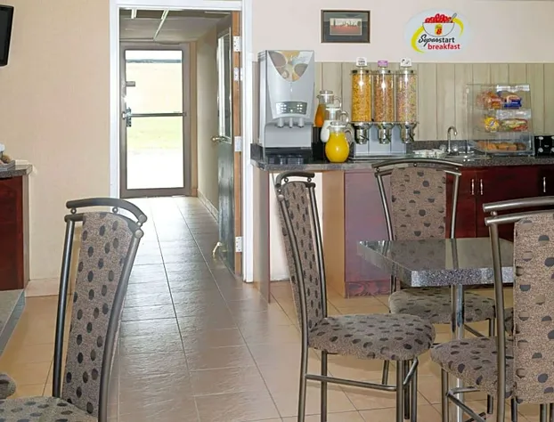 Super 8 by Wyndham Chatham hotel detail image 4