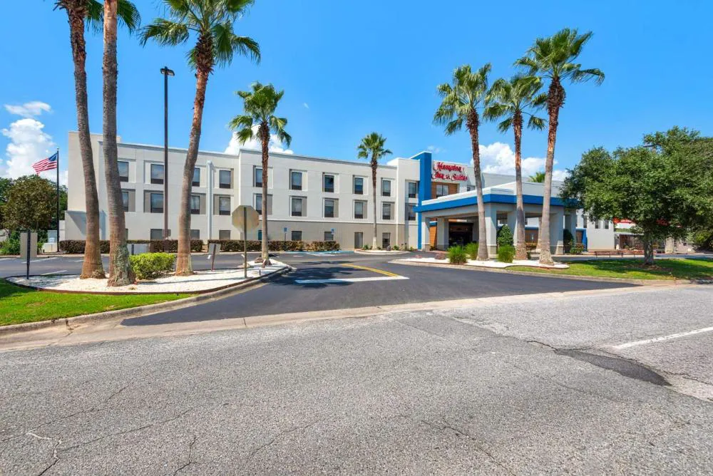 Hampton Inn & Suites Pensacola I-10 N at Univ. Town Plaza hotel hero