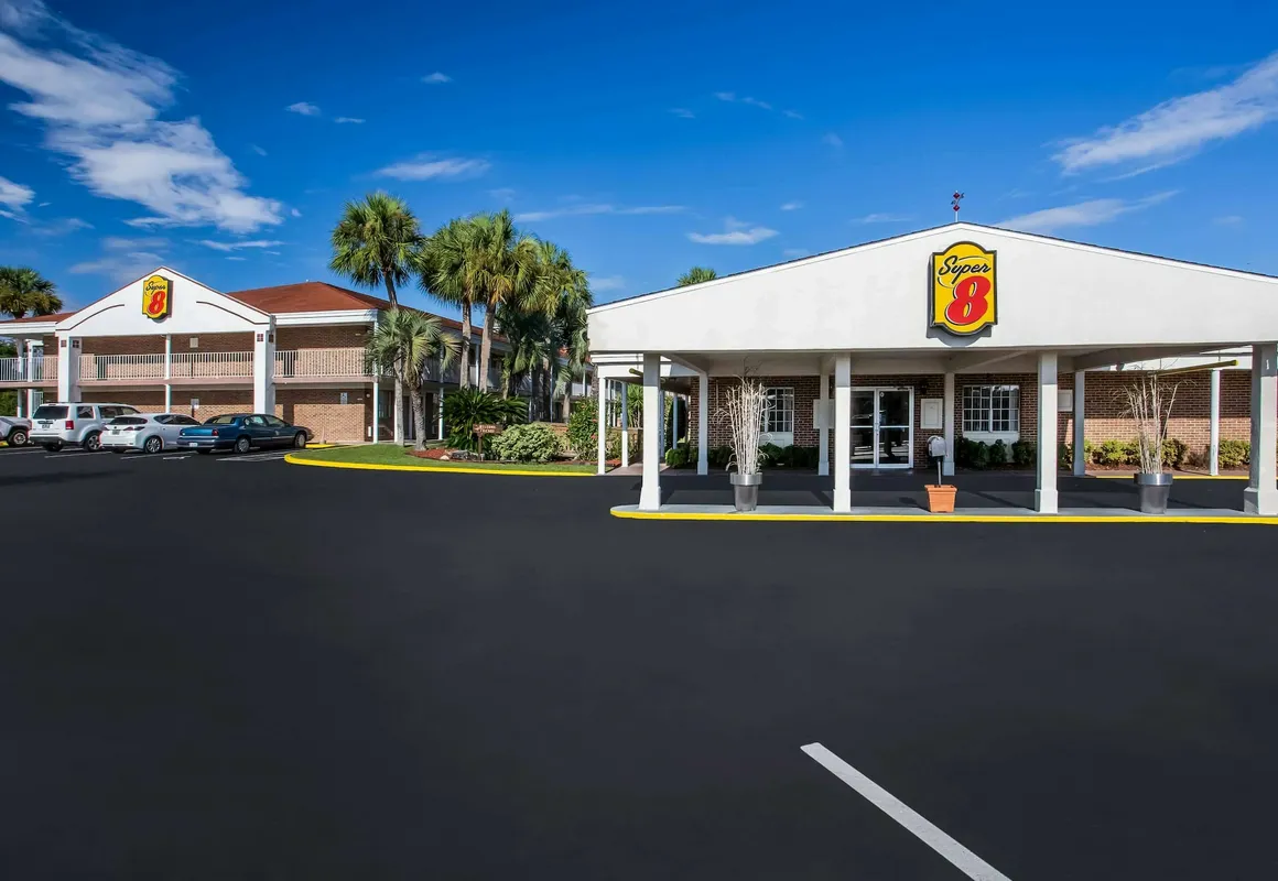 Super 8 by Wyndham Lake City hotel hero