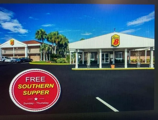Super 8 by Wyndham Lake City hotel detail image 1