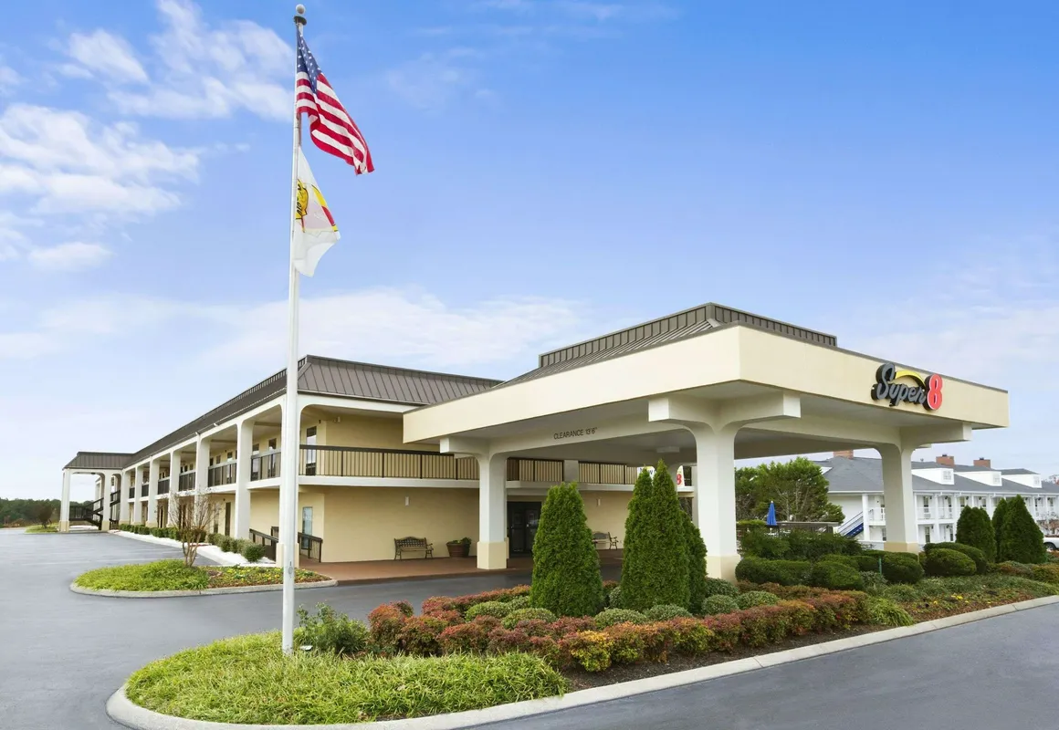 Super 8 by Wyndham Calhoun hotel hero