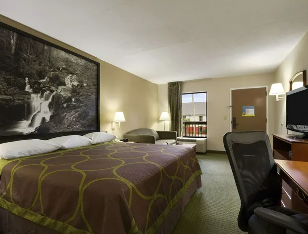Super 8 by Wyndham Calhoun hotel detail image 3