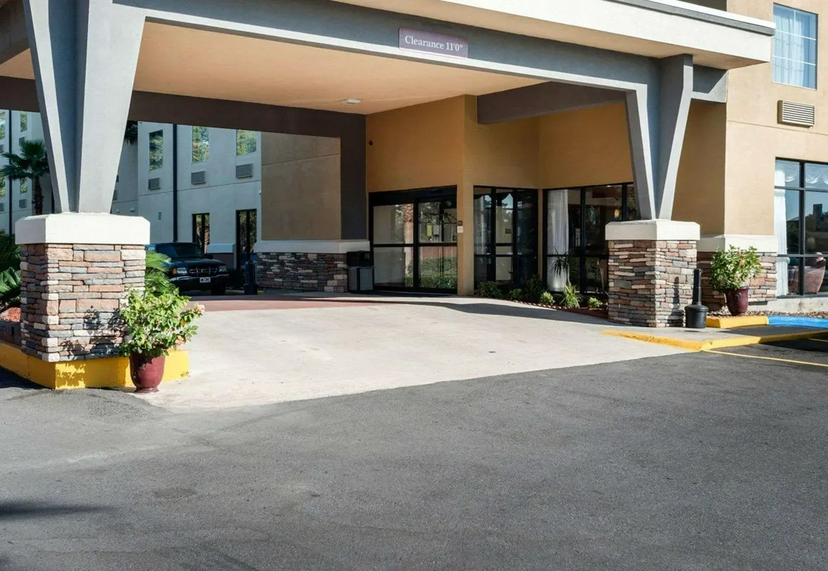 Comfort Suites Lake Charles hotel hero