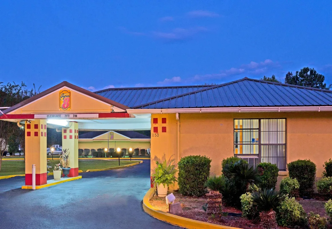 Super 8 by Wyndham Chipley hotel hero