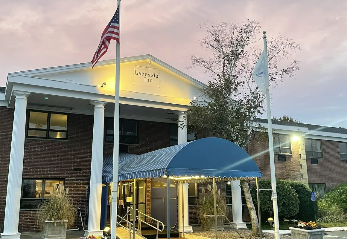 Lakeside Inn hotel hero