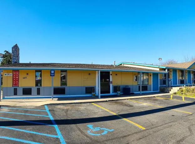 Rodeway Inn Auburn Hills - Detroit hotel detail image 3