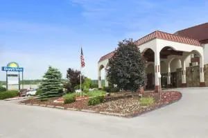 Ramada by Wyndham Pittsburgh/New Stanton hotel hero