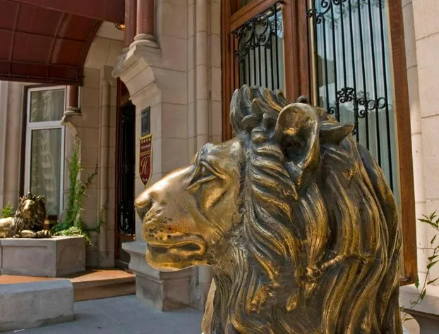 Chateau Versailles hotel detail image 2