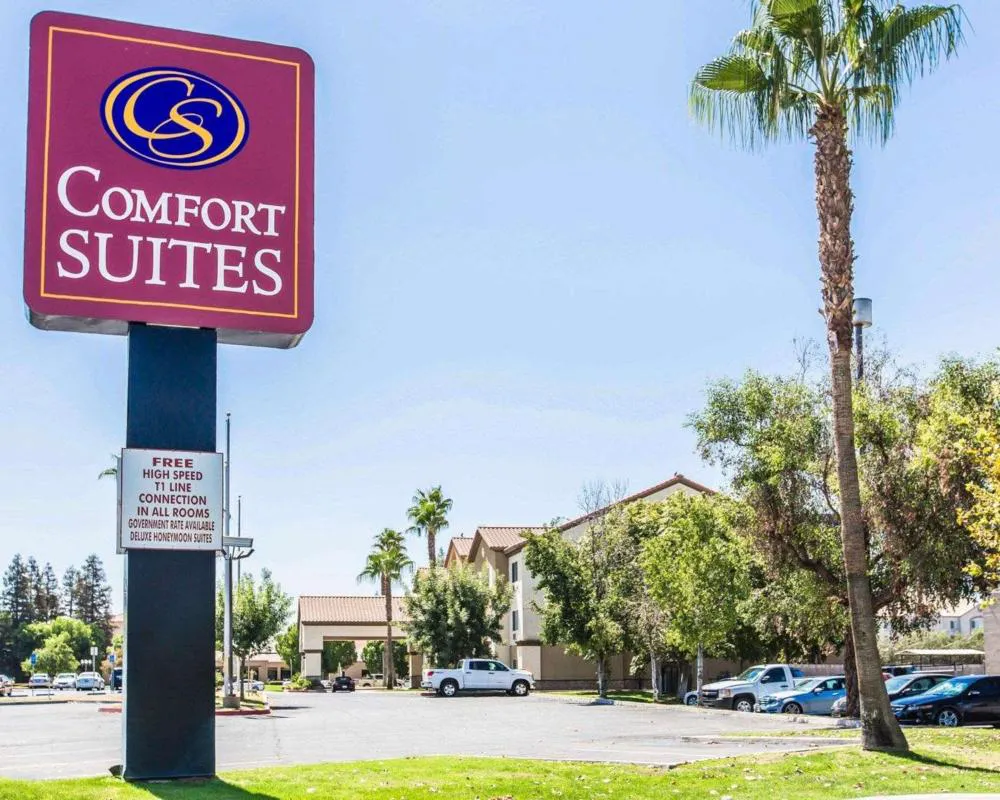 Comfort Suites Bakersfield hotel hero