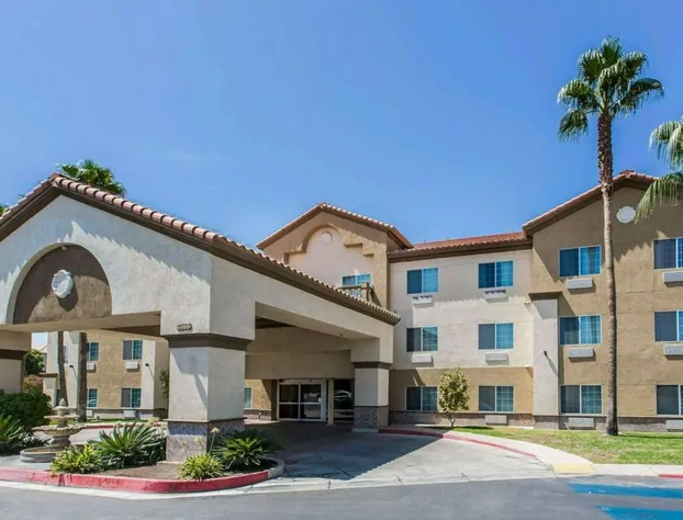 Comfort Suites Bakersfield hotel detail image 1