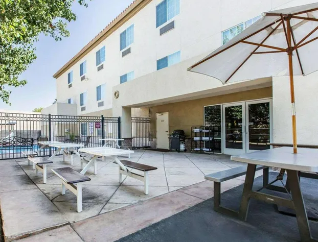 Comfort Suites Bakersfield hotel detail image 3