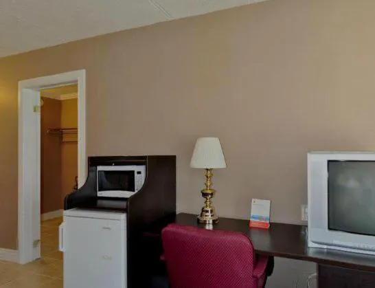 Super 8 by Wyndham Cambridge/Kitchener/Waterloo Area hotel detail image 2