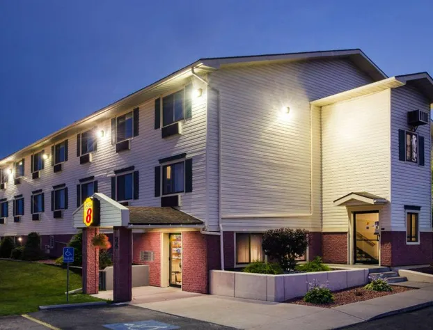 Super 8 by Wyndham Massena NY hotel detail image 1