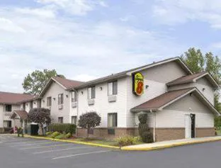 Super 8 by Wyndham Mentor/Cleveland Area hotel detail image 2