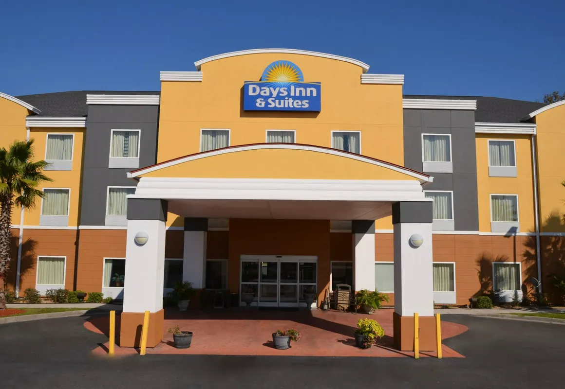 Days Inn & Suites by Wyndham Savannah North I-95 hotel hero