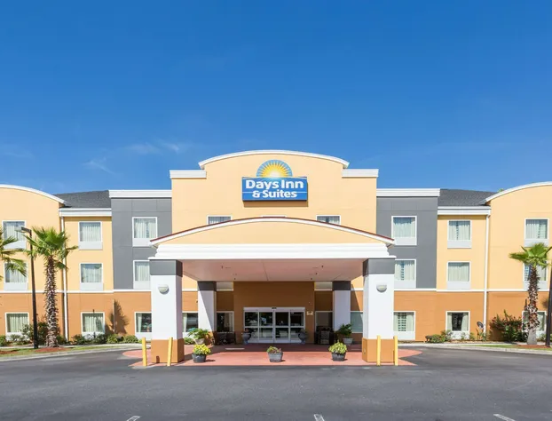 Days Inn & Suites by Wyndham Savannah North I-95 hotel detail image 1