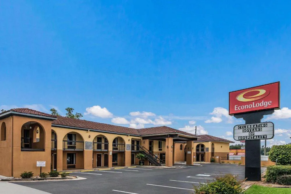 Econo Lodge hotel hero