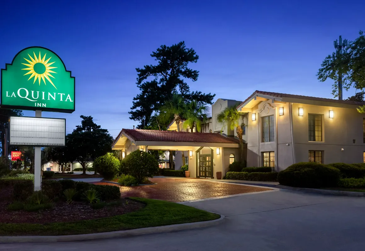 La Quinta Inn & Suites by Wyndham Savannah Midtown hotel hero
