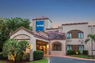 Travelodge by Wyndham Fort Myers Airport hotel hero