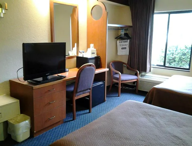 Travelodge by Wyndham Fort Myers Airport hotel detail image 3