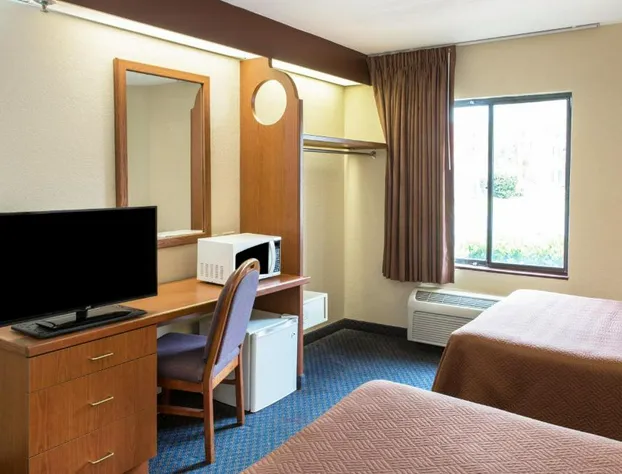 Travelodge by Wyndham Fort Myers Airport hotel detail image 1