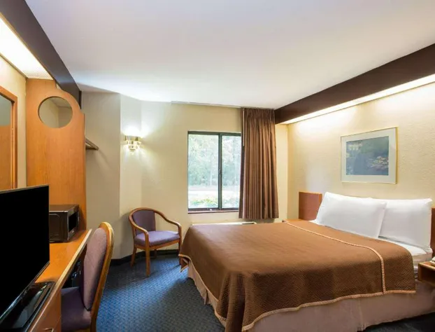 Travelodge by Wyndham Fort Myers Airport hotel detail image 3