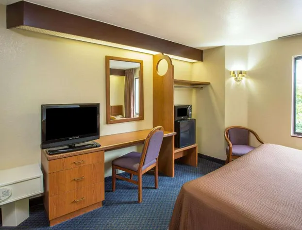 Travelodge by Wyndham Fort Myers Airport hotel detail image 4
