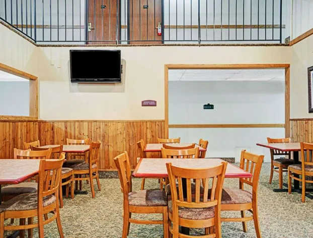 Super 8 by Wyndham Rogers Minnesota hotel detail image 1