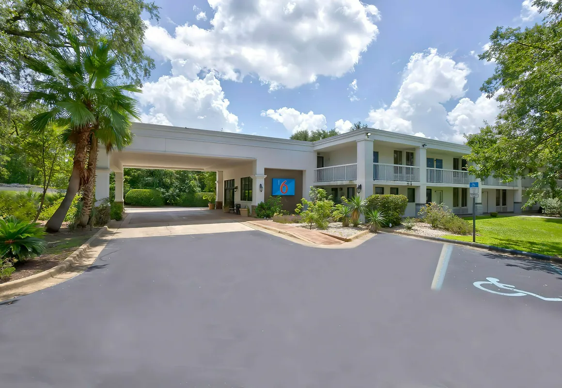 Motel 6 Gainesville, FL hotel hero