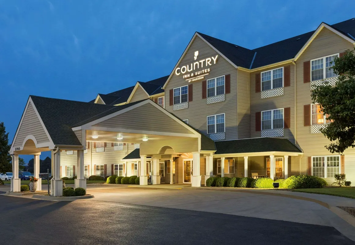 Country Inn & Suites by Radisson, Salina, KS hotel hero