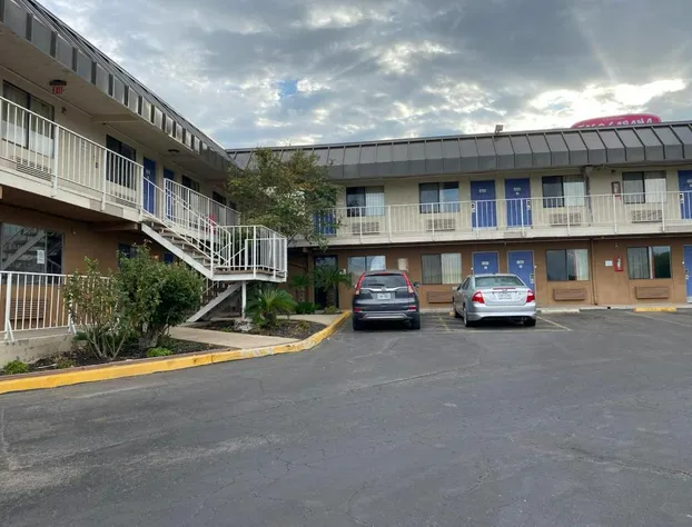 Travelodge by Wyndham San Antonio Lackland AFB North hotel detail image 1