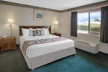 Travelodge by Wyndham Costa Mesa Newport Beach Hacienda hotel detail image 3