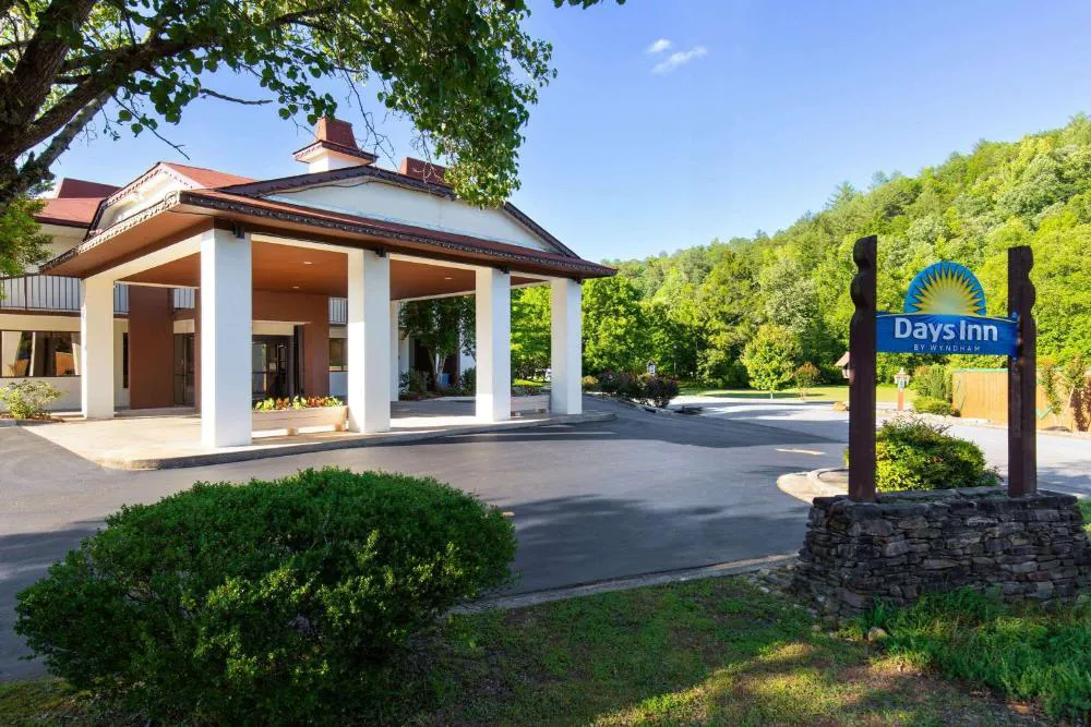 Days Inn by Wyndham Helen hotel hero