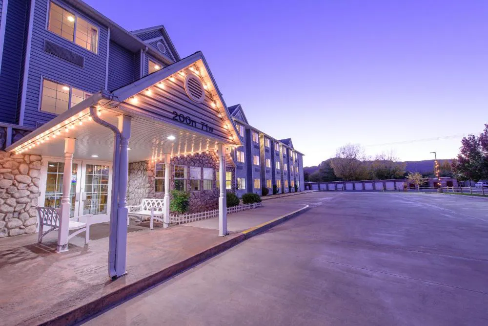 River Canyon Lodge hotel hero