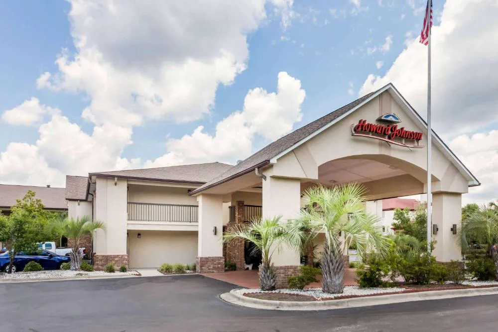 Howard Johnson by Wyndham Savannah GA hotel hero