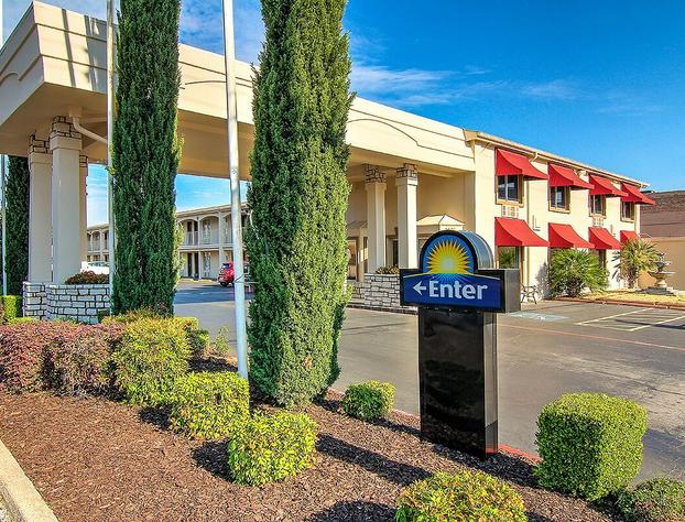 Days Inn by Wyndham Market Center Dallas Love Field hotel detail image 1