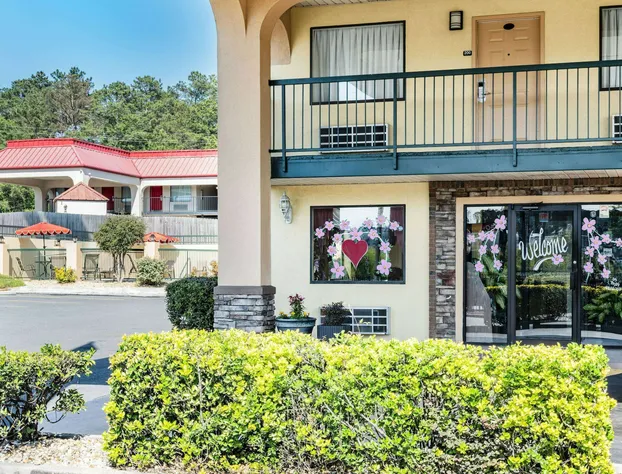 Days Inn by Wyndham Macon I-475 hotel detail image 1