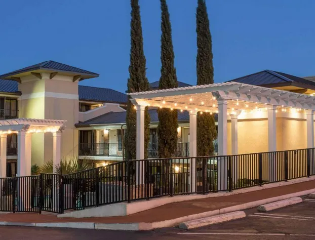 Days Inn by Wyndham Pensacola - Historic Downtown hotel detail image 1