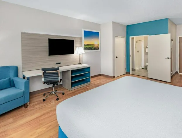 Days Inn & Suites by Wyndham San Antonio near Frost Bank Center hotel detail image 3