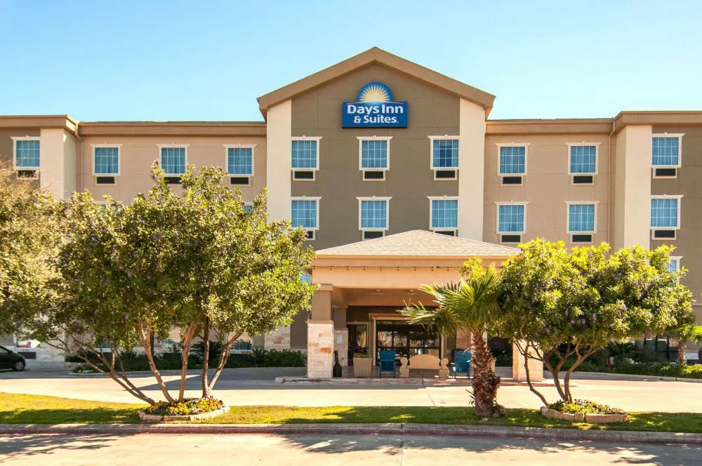 Days Inn & Suites by Wyndham San Antonio near Frost Bank Center hotel hero