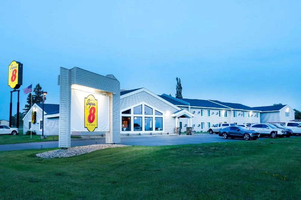 Super 8 by Wyndham Glenwood hotel hero