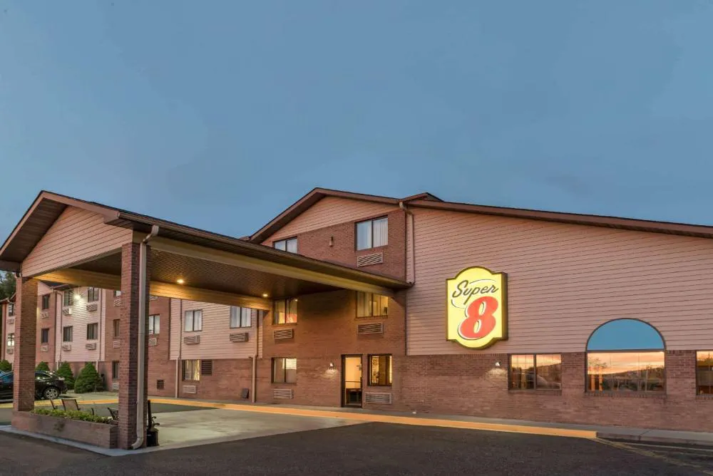 Super 8 by Wyndham Portsmouth hotel hero