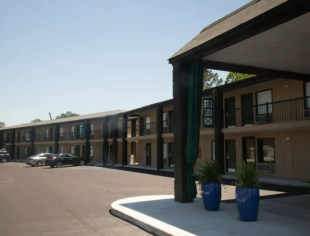 Super 8 by Wyndham Daleville/Fort Novosel hotel detail image 1