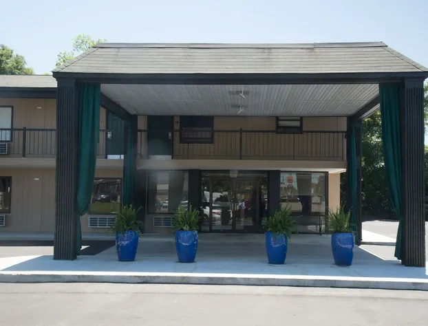 Super 8 by Wyndham Daleville/Fort Novosel hotel detail image 3