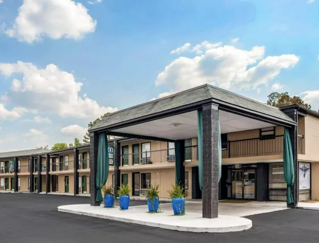 Super 8 by Wyndham Daleville/Fort Novosel hotel detail image 1