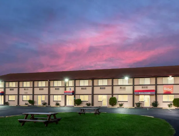 Red Roof Inn & Suites Wapakoneta hotel detail image 1