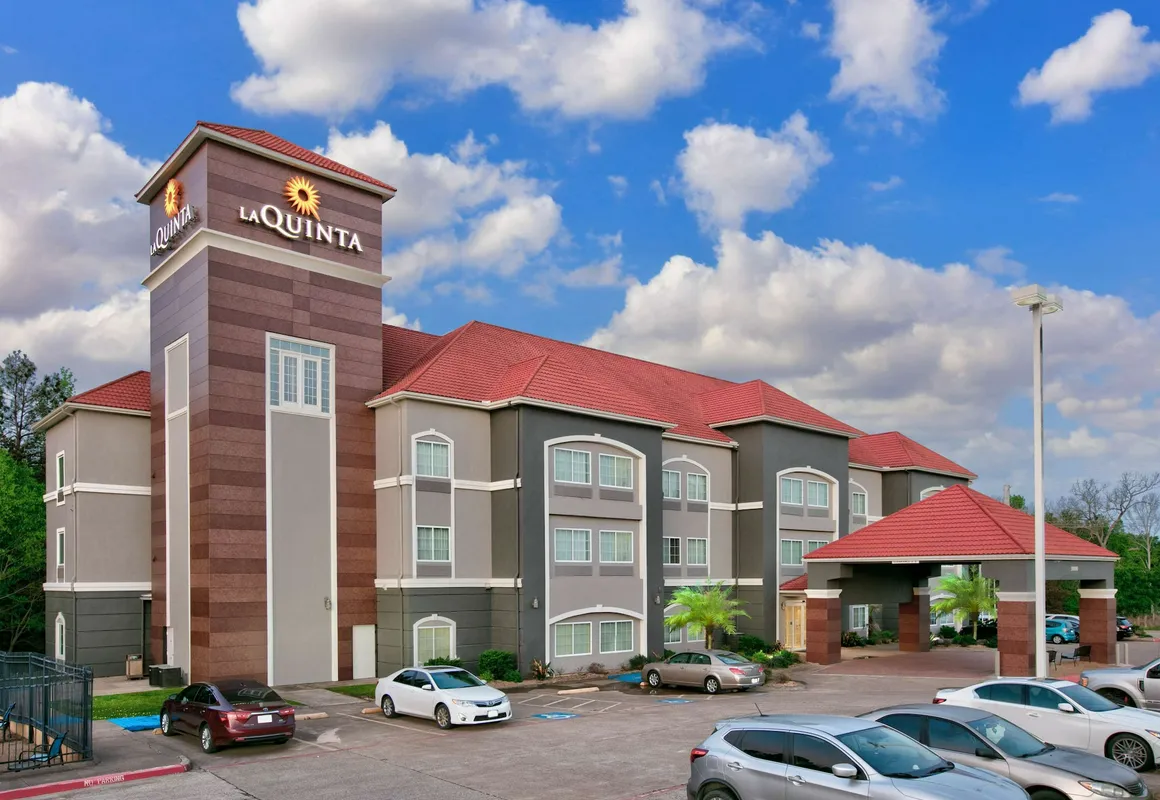 La Quinta Inn & Suites by Wyndham Palestine hotel hero