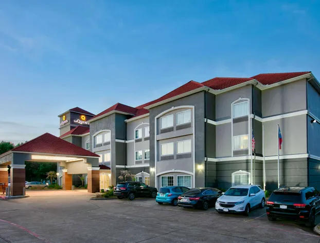 La Quinta Inn & Suites by Wyndham Palestine hotel detail image 1